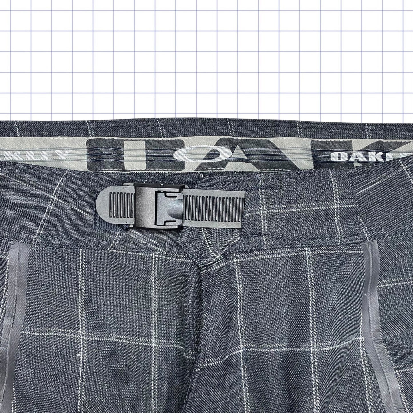 Oakley Gridded Shorts - 32W