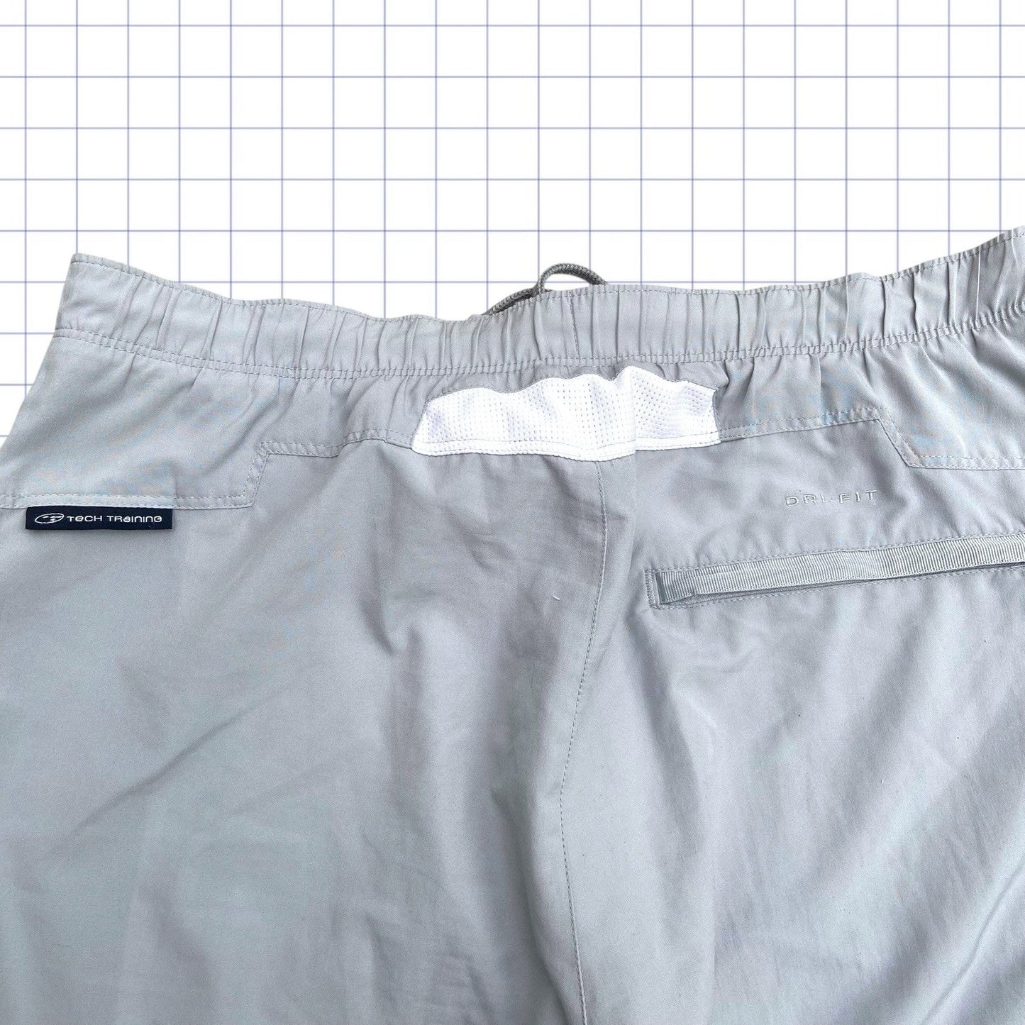 Early 2000s Technical Nike Shorts - M