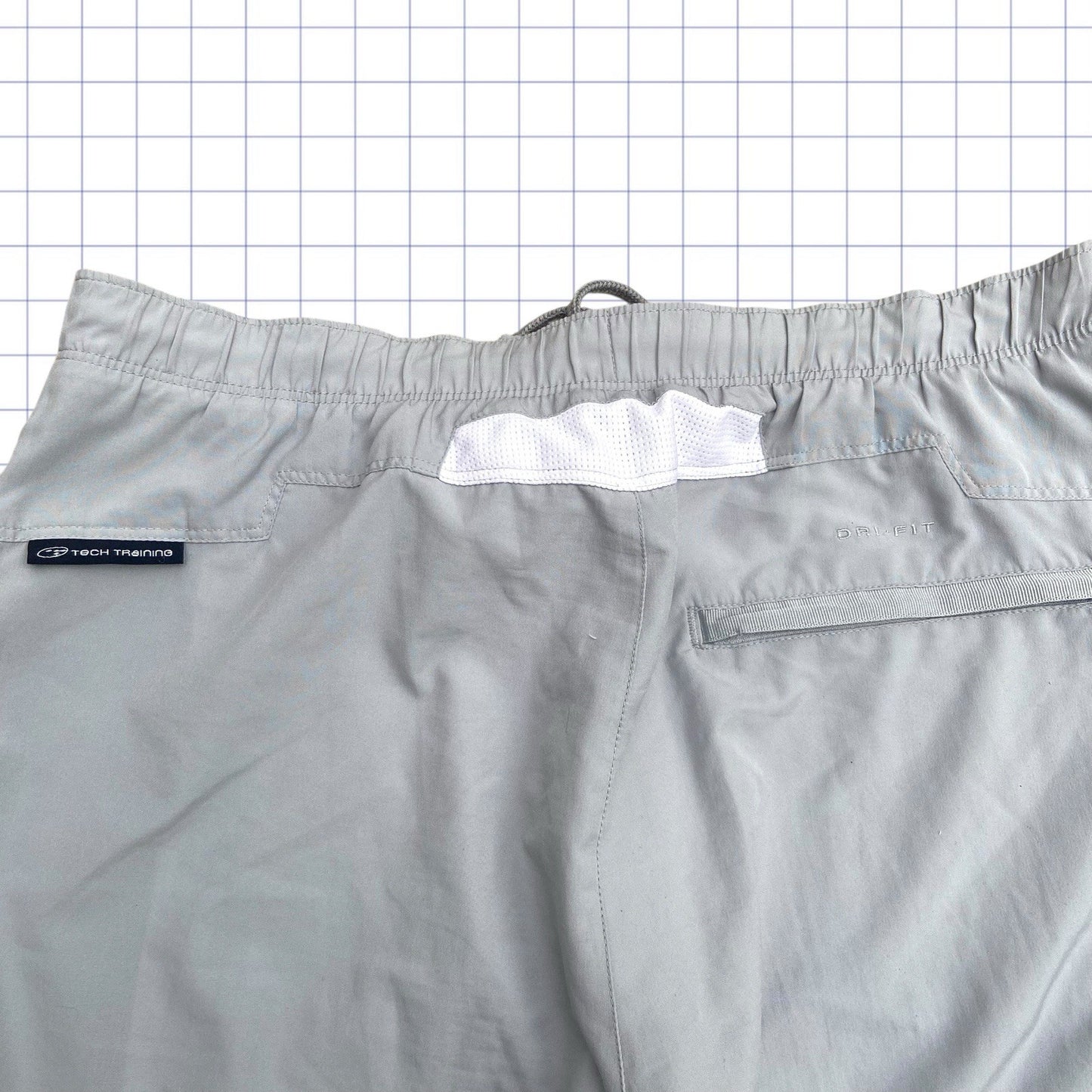 Early 2000s Technical Nike Shorts - 30-35W